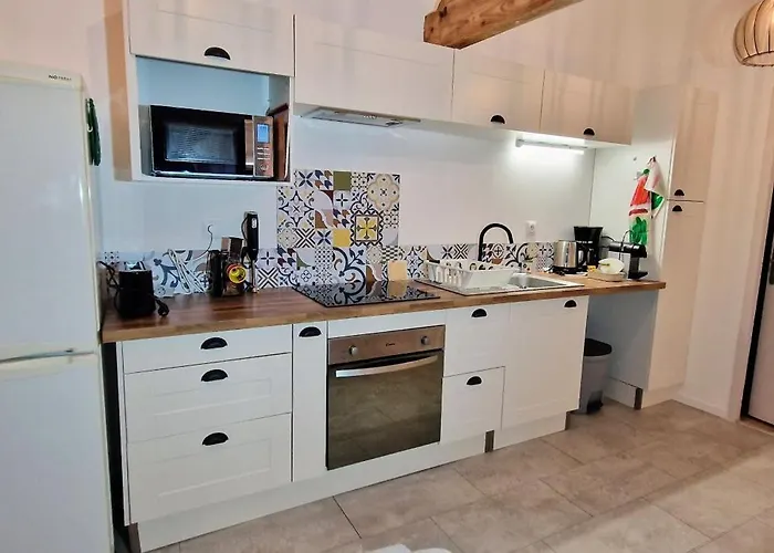 De L'akwaba Et A La Nuitee