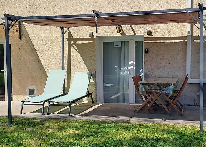 De L'akwaba Et A La Nuitee *